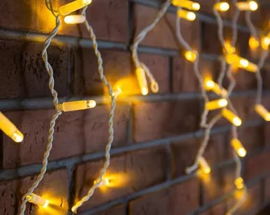 фото Гирлянда "Айсикл" (бахрома) 4.8х0.6м 152LED тепл. бел. 9.5Вт 220В IP65 провод бел. Neon-Night 255-138-6