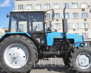 фото Трактор МТЗ-1221.2 с щеточным и бульдозерным оборудованием