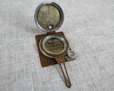 фото Компас латунный . СССР 1954