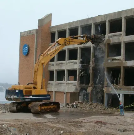 Фото №0 Работы по демонтажу зданий из кирпича