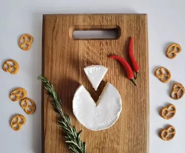 фото Доска разделочная дуб 30 на 21 см с ручкой, толщина 2,5 см