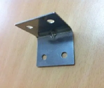 Фото №0 Стальной уголок и 4 самореза