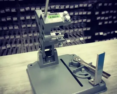 фото Специальные стойки для электрического инструмента