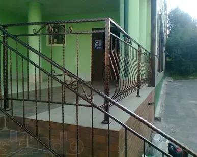 фото Перила металлические на лестницу