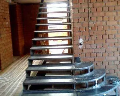 фото Лестница металлическая с монтажом