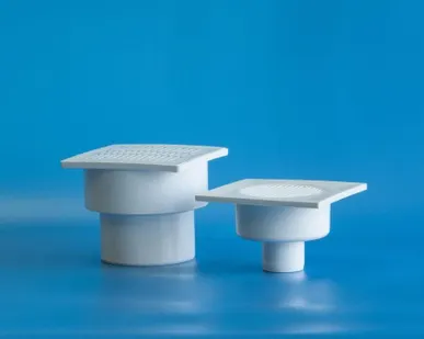 фото Трап 50 горизонтальный с пластиковой решеткой 150*150 мм