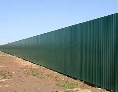 фото Забор из крашенного профнастила высотой 2 м