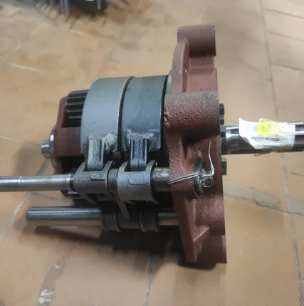 Фото №0 Крышка ВОМ 85-4202020 в сборе