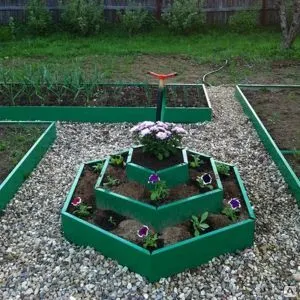 фото Клумбы металлические в городе