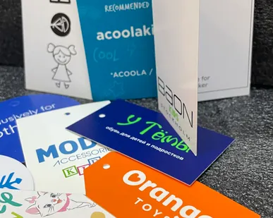 фото Бирки на одежду на заказ в Москве - Печать бирок для одежды, Картонные ярлыки, Бумажные навесные этикетки