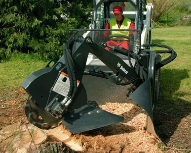 фото Аренда погрузчика Bobcat в Калининграде с измельчителем пней