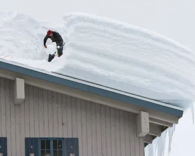 фото Удаление наледи и снежных навесов с кровли