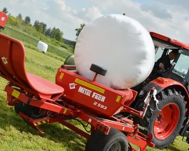 фото Обмотчик рулонов прицепной Metal-Fach Z-593 самозагружающийся с фронтальной погрузкой