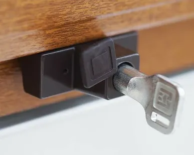 фото Детский замок (блокиратор) с цилиндром и ключом Elementis, коричневый