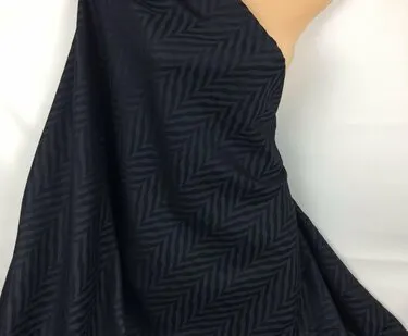 фото Жаккард чёрный ёлочка Италия Состав: шерсть 74 %, п/э 26 % Плотность ≈315 г/м² Ширина 148 см