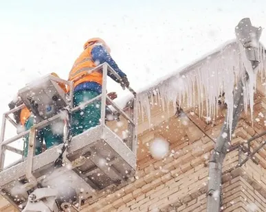 фото Очистка крыш от снега и сосулек