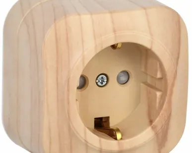 фото GLORY Розетка одноместная наружная с заземлением с защитной шторкой сосна