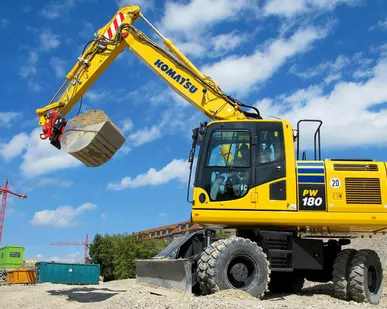 фото Аренда экскаваторов Komatsu на колесном ходу с ковшом и гидромолотом