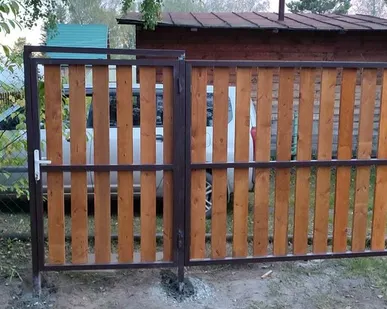 фото ЗАБОРЫ ИЗ ДЕРЕВЯННОГО ШТАКЕТНИКА