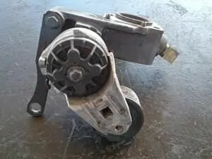 Фото №0 бывший в употреблении ременный натяжитель с 8-ручейным змеевидным шкивом и трубой для водяного подключения