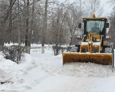 фото Уборка снега экскаватором-погрузчиком, погрузка в самосвалы. Уфа