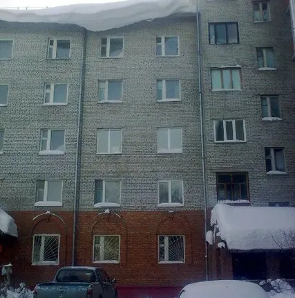 Фото №0 Очистка крыши от сосулек