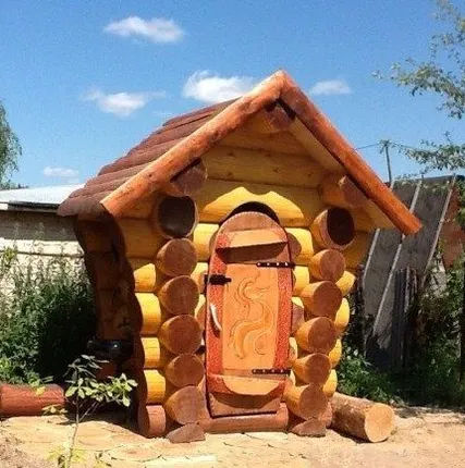 Фото №0 Туалет из оцилиндрованного бревна (сруб)