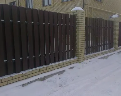 фото Забор из деревянного штакетника
