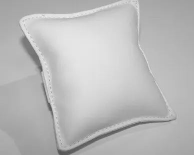 фото Подушечка 70х70мм, белая кожа