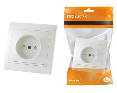 фото Розетка с защитными шторками 10А белый "Таймыр"