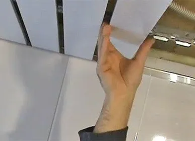 фото Монтаж потолка реечного