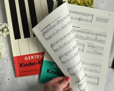 фото Книга альбом с нотами для детской музыкальной школы на немецком языке зеленая