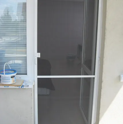 Фото №0 Москитная сетка на двери