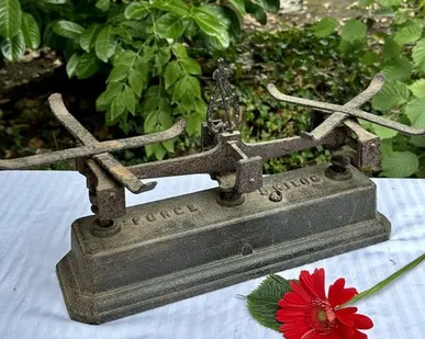 фото Весы рыночные старинные без чаш на 5 кг чугун