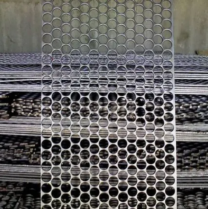 Фото №0 Полоса просечная 12 см 2000х3,2 мм черная