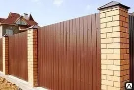 фото Заборы для дачи из профлиста с кирпичными столбами