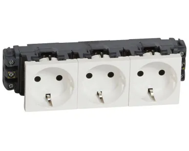 фото Механизм розетки 3-м СП Mosaic New 6мод. 2К+З нем. станд. защ. шторки бел. Leg 077603