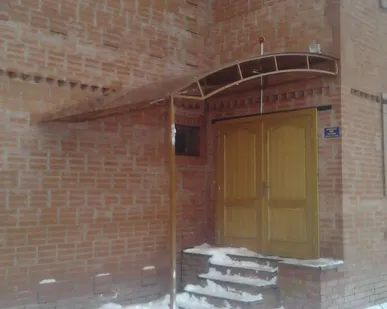 фото Козырек над входом на опоре