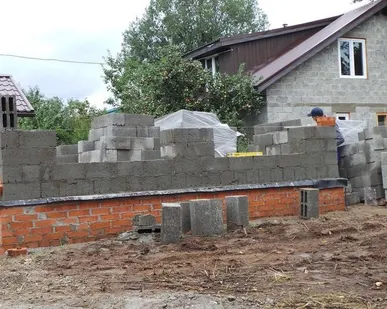 фото Кладка цоколя из одинарного кирпича