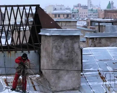 фото Очищение кровли от надели и сосулек