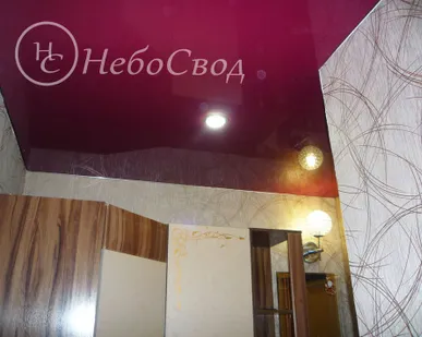 фото Натяжной потолок цветной со светильниками