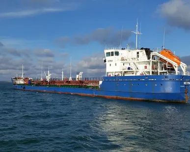 фото Нефтеналивной танкер «Истра»