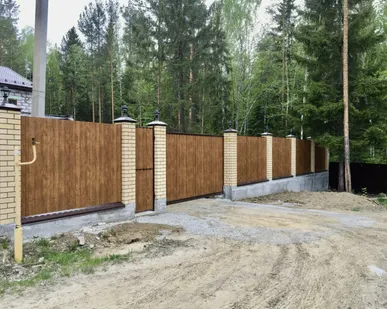 фото Заборы с кирпичными столбами