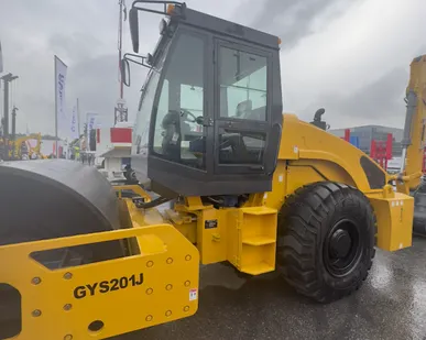 фото Вибрационный грунтовый каток Beezone GYS182J (полный привод) 18 тонн в Москве