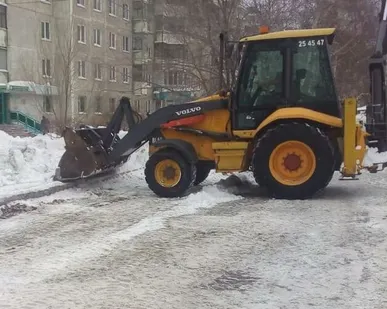 фото Уборка снега трактором