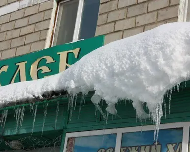 фото Уборка крыши от снега