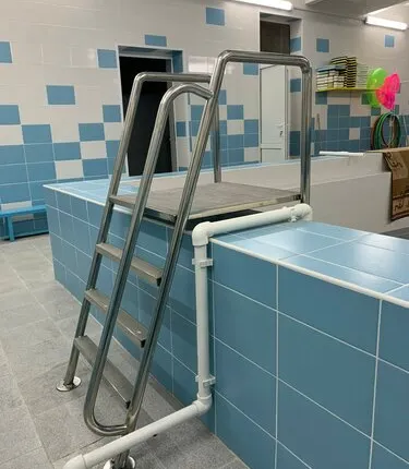 Фото №0 Лестницы для бассейнов и производств