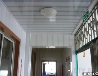 фото Обшивка потолка пластиковой вагонкой
