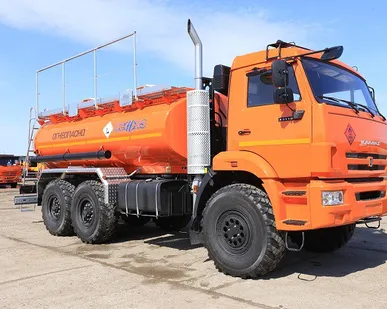 фото Продаем новый автотопливозаправщик АТЗ-11.2 (НЕФАЗ-66062) на шасси КАМАЗ-43118. Цена договорная! Можно купить в лизинг и кредит! Доставка по всей России!  Автотопливозаправщик НЕФАЗ 660620-000201346/6 счетчик-узел выдачи топлива, модернизированный, тахограф Автотопливозаправщик НЕФАЗ 660620-000201346/6 Цена актуальная 3 850 000 руб. Старая цена 4096960 руб.  Тип: Автотопливозаправщик  АТЗ-11.2 (НЕФАЗ-66062) Колесная формула: 6х6 Ошиновка: односкатная Объём: 11,2 Количество отсеков: один Насос: есть Двигател