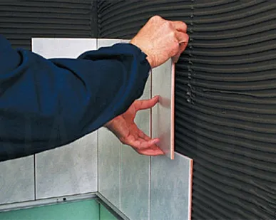 фото Облицовка поверхности стен глазурованной плиткой размером 100 x 100 на клей